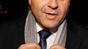 Après la gauche, le débat sur la semaine de 35 heures divise désormais la droite : le ministre du Travail Xavier Bertrand s'est dit opposé mercredi à une réforme réclamée par l'UMP, le parti majoritaire. /Photo d'archives/REUTERS/Benoit Tessier