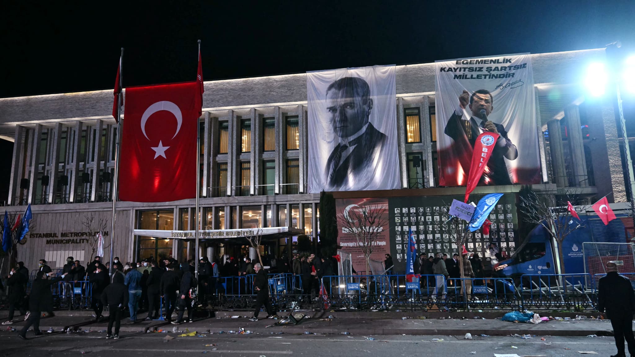 La police anti-émeute disperse les manifestants devant l'hôtel de ville lors d'un rassemblement de soutien au maire d'Istanbul qui a été arrêté, à Istanbul (Turquie), le 24 mars 2025.
