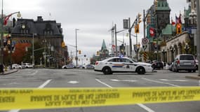 Patrouille de police sur Wellington street, non loin du Parlement canadien et du mémorial où un soldat a mortellement blessé.