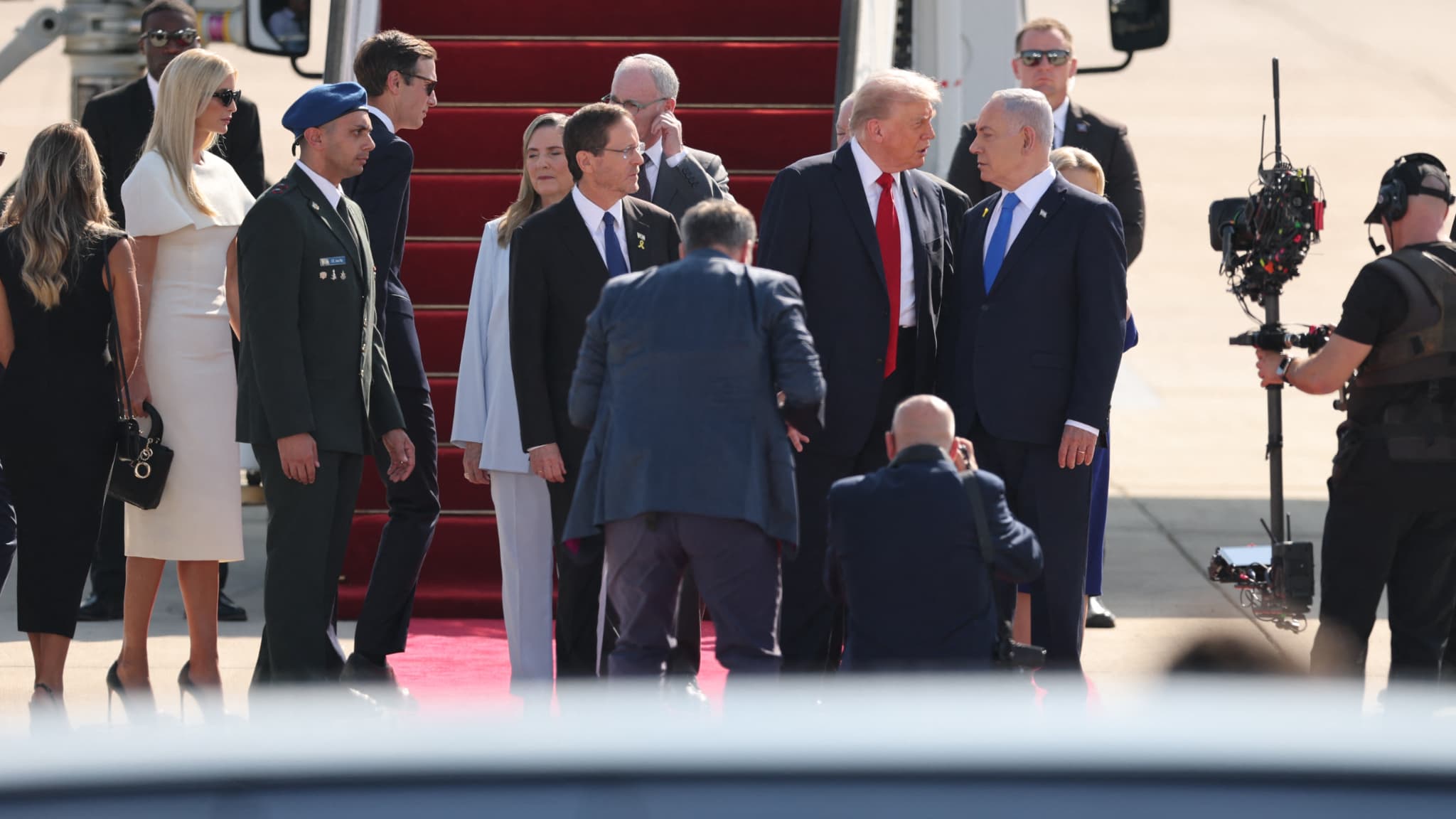 Donald Trump accueilli par le président et le Premier ministre israélien à son arrivée dans le pays le 13 octobre 2025