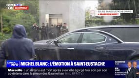 Le cercueil de Michel Blanc arrive devant l'église Saint-Eustache