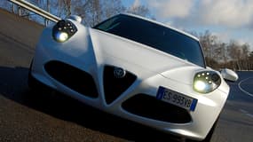 L'Alfa Roméo 4C a une gueule d'enfer, photographiée ici sur l'anneau de vitesse du circuit de Mortefontaine (Oise).