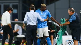 Rudi Garcia salue Victor Osimhen à sa sortie lors de Naples-Udinese (4-1, 6e journée de Serie A), le 27 septembre 2023