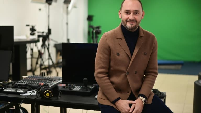 Le journaliste de Sky Sport, écrivain et spécialiste du marché des transferts de football, Gianluca Di Marzio, à Milan le 20 décembre 2021.