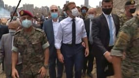 Capture d'écran d'une vidéo du président Emmanuel Macron (c) inspectant les dégâts au port de Beyrouth, le 6 août 2020 deux jours après la double explosion