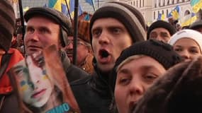 Manifestants massés devant le siège du Parlement ukrainien à Kiev, ce mardi.