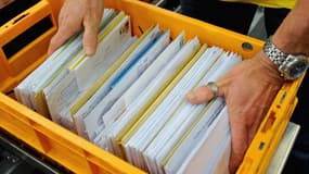 Employé sur une chaîne de distribution, le facteur se servait dans les enveloppes qu'il jugeait intéressantes.