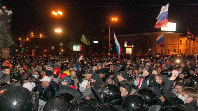 Les manifestants russes à Kharkik, le 6 avril 2014.