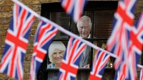 Des photos de la reine Camilla et du roi Charles III à la fenêtre d'un pub de Windsor (Royaume-Uni), le 6 mai 2023.