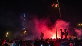 Des supporters parisiens célèbrent la victoire du PSG contre Arsenal le 7 mai 2025 à Paris