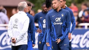 Didier Deschamps et Kylian Mbappé avant le match contre l'Autriche.