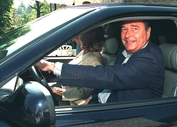 Jacques Chirac en zijn vrouw Bernadette in de straten van Curies