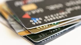 Des cartes bancaires empilées (photo d'illustration).
