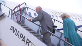 Charles III et Camilla montant dans l'avion à Bordeaux le 22 septembre 2023