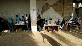 Les Haïtiens se sont rendus en nombre dans les bureaux de vote, ici à Port-au-Prince, pour élire un nouveau président lors d'un scrutin globalement calme. L'élection oppose le chanteur populaire Michel Martelly, 50 ans, à l'ex-première dame Mirlande Manig