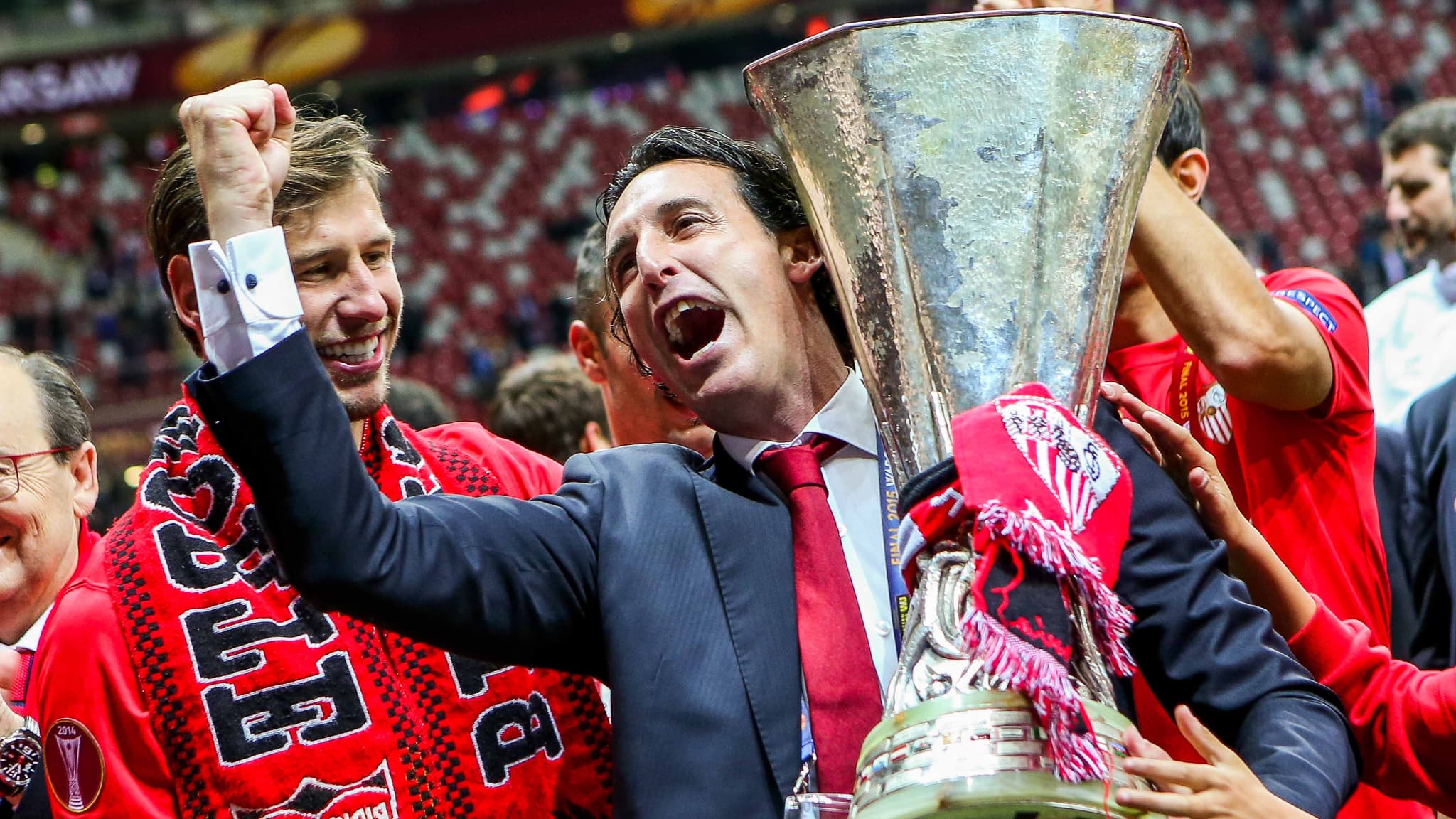 Unai Emery avec le trophée de la Ligue Europa, le 27 mai 2015
