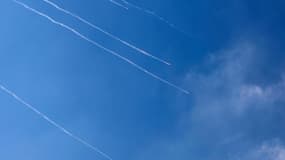 Des missiles dans le ciel israéliens tirés depuis l'Iran le 17 juin 2025.