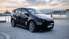 Sono Motors, une société bavaroise, voulait créer une voiture électrique qui se recharge notamment avec des panneaux solaires installés sur sa carrosserie.