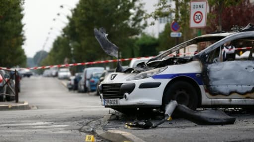 Le véhicule de police incendié avec des cocktails Molotov, le 8 octobre 2016 à Viry-Chatillon