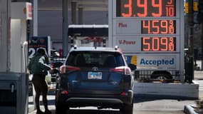 Le prix de l'essence est affiché dans une station-service le 06 mars 2025 à Chicago, Illinois. 