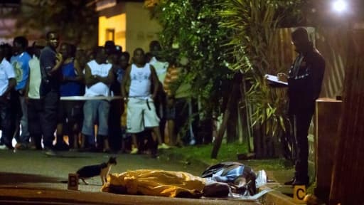 Des scènes qui se répètent: des enquêteurs à la recherche d'indices sur les lieux d'un crime, ici le 03 décembre 2010 à Cayenne Des scènes qui se répètent: des enquêteurs à la recherche d'indices sur les lieux d'un crime, ici le 03 décembre 2010 à Cayenne
