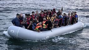 Des réfugiés syriens se dirigent vers l'île de Lesbos