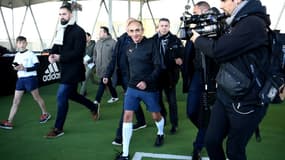 Le candidat à la présidence du parti d'extrême droite français Reconquete !, Eric Zemmour, quitte un terrain de football lors d'une visite de campagne à Aix-en-Provence le 2 avril 2022
