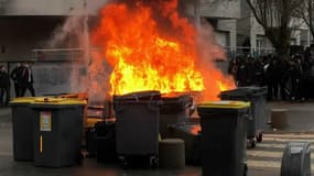 Incendie au Blanc-Mesnil en marge d'une mobilisation lycéenne le 6 décembre.