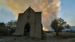 Les fumées d'un incendie visibles derrière une église à Tournissan, dans l'Aude, le 5 août 2025