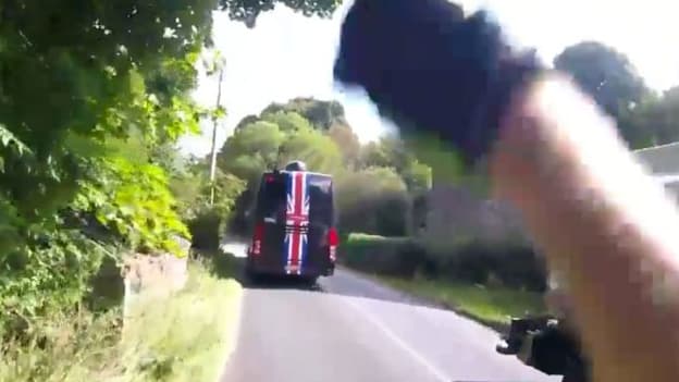 Le bus Sky devant un cycliste
