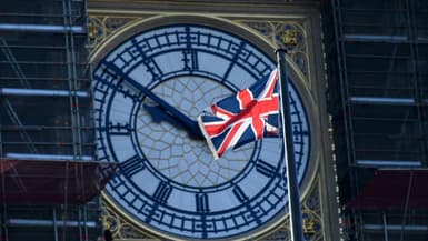 Un drapeau britannique flotte devant Big Ben, à Londres le 30 décembre 2020