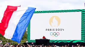 Un drapeau français à Paris en août 2021