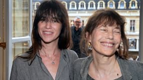 L'actrice et chanteuse française Charlotte Gainsbourg (g) et sa mère, la chanteuse britannique Jane Birkin à Paris, le 19 juin 2013