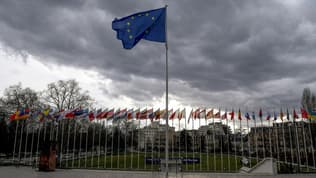 Les drapeaux européen et des pays de l'Union européenne flottent devant le Conseil de l'Europe à Strasbourg, le 24 février 2022