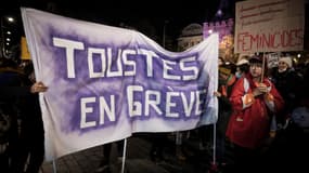 Un panneau lors de la manifestation organisée par Nous toutes le 25 février 2021 à Paris 