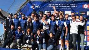 L'équipe de France de cyclisme sur route célébrant la victoire de Christophe Laporte aux championnats d'Europe le 24 septembre 2023