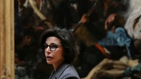 La ministre de la Culture Rachida Dati devant la toile "La liberté guidant le peuple" après sa restauration, musée du Louvre, avril 2024