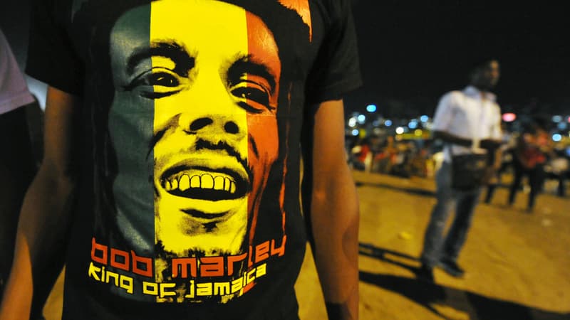 Un homme portant un t-shirt Bob Marley