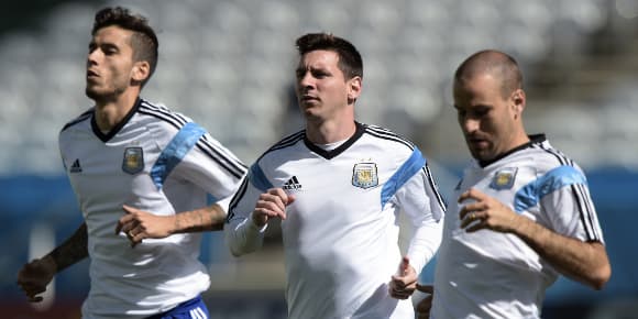 Le quadruple ballon d'or Lionel Messi, de l'équipe d'Argentine, entouré de Ricky Alvarez (à gauche) et Rodrigo Palacio (à droite) Le quadruple ballon d'or Lionel Messi, de l'équipe d'Argentine, entouré de Ricky Alvarez (à gauche) et Rodrigo Palacio (à droite)