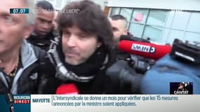 Face-à-face entre Bertrand Cantat et des manifestants: "Il fait le malin, mais nous, on est en colère"