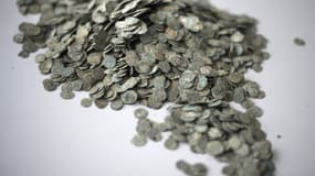 Une partie des 100.000 pièces de monnaie en bronze, datant de l'époque romaine, découvertes fin septembre 2010 à Autun, en Saône-et-Loire, sur un chantier de logements sociaux