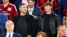 Francesco Totti et son fils Cristian lors du match AC Milan-Bologne (0-1, Coupe d'Italie), le 14 mai 2025