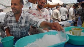 Un homme de l'ayran sur un marché en Turquie 