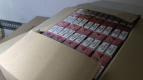 Des cigarettes de contrebande saisies par les douanes françaises au port de Calais, le 21 octobre 2023.