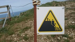 Un panneau mettant en garde contre un éboulement de falaise à Étretat (image d'illustration)
