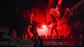 Des fumigènes lors d'incidents entre supporters pendant PFC-OL
