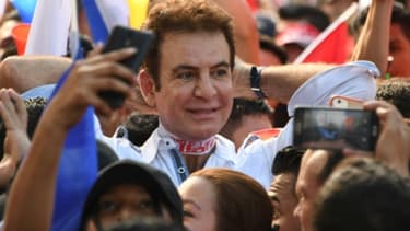 Le candidat de l'opposition à la présidence du Honduras Salvador Nasralla conduit la manifestants pour protester contre la réélection du président sortant, à San Pedro Sula (180 km nord de Tegucigalpa), le 6 janvier 2018