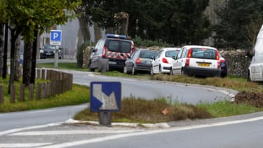 Des gendarmes enquêtent sur les lieux où l'enfant a été tuée par sa mère, le 9 mars 2015.