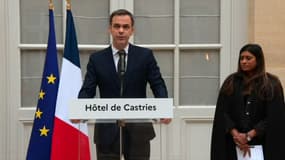 Remaniement: suivez en direct la passation de pouvoir entre Olivier Véran et Prisca Thévenot