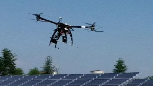 Bouygues Energies & Services vient de tester un drone pour diagnostic solaire au-dessus de la centrale solaire de Sourdun de la Générale du Solaire.